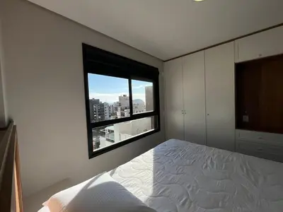 Uma cama ou camas num quarto em Apto a 225m da Praia de Palmas 0348