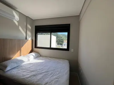 Uma cama ou camas num quarto em Apto a 225m da Praia de Palmas 0348