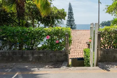 Um jardim no exterior de Mar em Casa