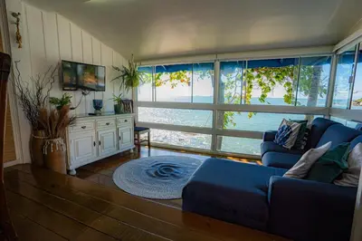Uma área de estar em Mar em Casa