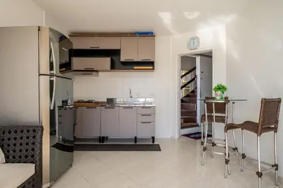 A cozinha ou kitchenette de Apto 2Q com suíte 100m do mar em Bombas ROR0001
