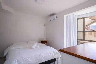 Uma cama ou camas num quarto em Apto 2Q com suíte 100m do mar em Bombas ROR0001