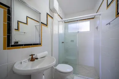 Uma casa de banho em Apto 2Q com suíte 100m do mar em Bombas ROR0001