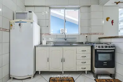 A cozinha ou kitchenette de Apto 2Q c varanda a 220m da praia de Bombas FDL103