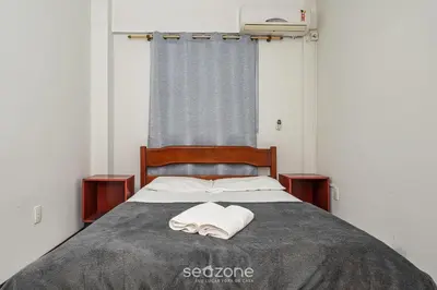 Uma cama ou camas num quarto em Apto 2Q c varanda a 220m da praia de Bombas FDL103