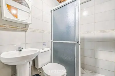 Uma casa de banho em Apto 2Q c varanda a 220m da praia de Bombas FDL103