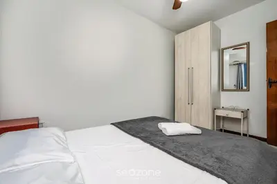 Uma cama ou camas num quarto em Apto 2Q c varanda a 220m da praia de Bombas FDL103