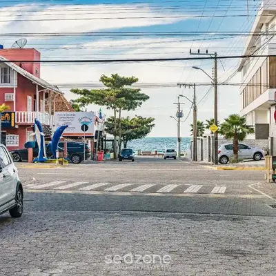 Apto 2Q c varanda a 220m da praia de Bombas FDL103