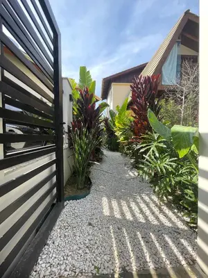 Um jardim no exterior de Refúgio perto do mar em Mariscal - Baoba Suites