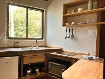 A cozinha ou kitchenette de Refúgio perto do mar em Mariscal - Baoba Suites