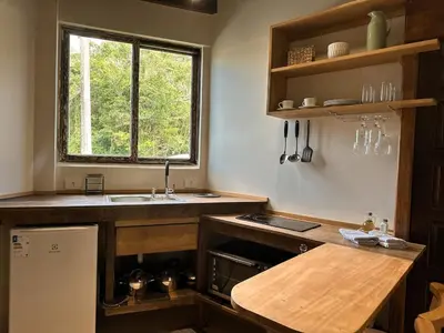 A cozinha ou kitchenette de Refúgio perto do mar em Mariscal - Baoba Suites