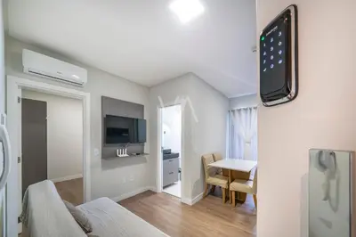 Uma televisão e/ou sistema de entretenimento em 307 - Apart Villa Francione com piscina em Bombas