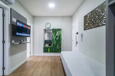 Uma televisão e/ou sistema de entretenimento em 308 Apart Villa Francione com piscina aquecida