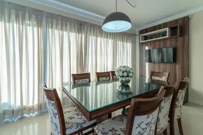 Uma televisão e/ou sistema de entretenimento em Curaçao 201 - Cobertura duplex com jacuzzi privativa - 50 metros da Praia de Canto Grande!