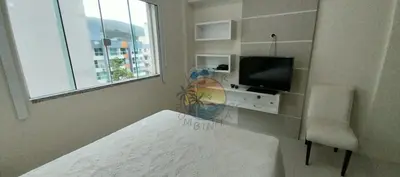 Uma televisão e/ou sistema de entretenimento em Apartamento Zona Central da Praia com 03 Suítes