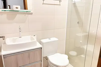 Uma casa de banho em ASA | Casa Ampla | Piscina | Gourmet | 5 Min Praia