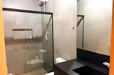 Uma casa de banho em ASA | Casa Ampla | Piscina | Gourmet | 5 Min Praia