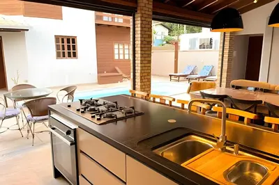 A cozinha ou kitchenette de ASA | Casa Ampla | Piscina | Gourmet | 5 Min Praia