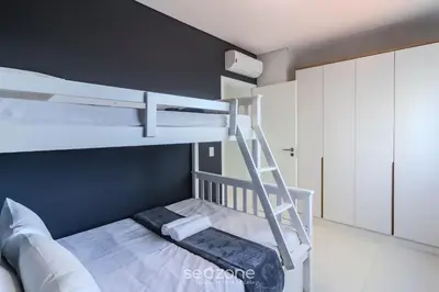 Uma cama ou camas num quarto em Apto c/ Churrasq. 350m da Praia PDP0301