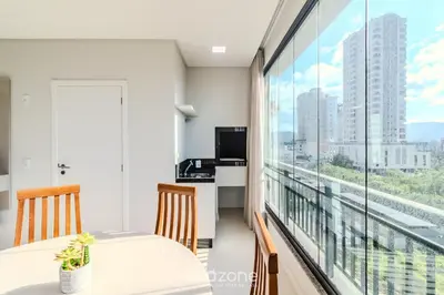Uma televisão e/ou sistema de entretenimento em Apto c/ Churrasq. 350m da Praia PDP0301