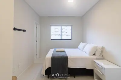 Uma cama ou camas num quarto em Apto c/ Churrasq. 350m da Praia PDP0301