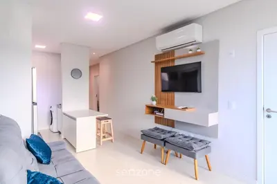 Uma televisão e/ou sistema de entretenimento em Apto c/ Churrasq. 350m da Praia PDP0301