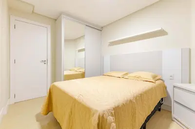 Uma cama ou camas num quarto em Apartamento a 200 Metros da Praia de Bombinhas