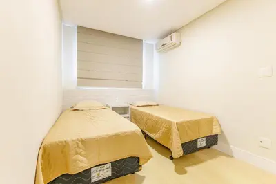 Uma cama ou camas num quarto em Apartamento a 200 Metros da Praia de Bombinhas