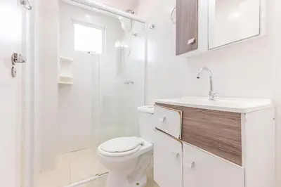 Uma casa de banho em Apartamento em Bombas: Confortável e Econômico