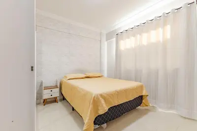 Uma cama ou camas num quarto em Apartamento em Bombas: Confortável e Econômico