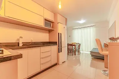 A cozinha ou kitchenette de Apartamento em Bombas: Confortável e Econômico