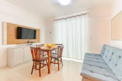 Uma televisão e/ou sistema de entretenimento em Apartamento em Bombas: Confortável e Econômico