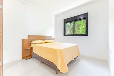 Uma cama ou camas num quarto em Apartamento a 150 Metros da Praia com Piscina
