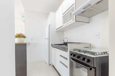 A cozinha ou kitchenette de Apartamento a 150 Metros da Praia com Piscina