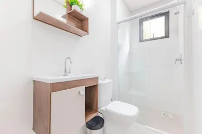 Uma casa de banho em Apartamento a 150 Metros da Praia com Piscina