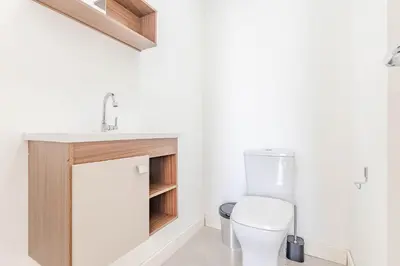 Uma casa de banho em Apartamento a 150 Metros da Praia com Piscina