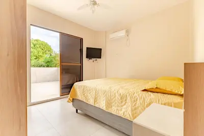 Uma cama ou camas num quarto em Apto com Localização Privilegiada na Avenida Principal de Bombas