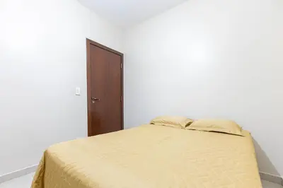 Uma cama ou camas num quarto em Apto com Localização Privilegiada na Avenida Principal de Bombas