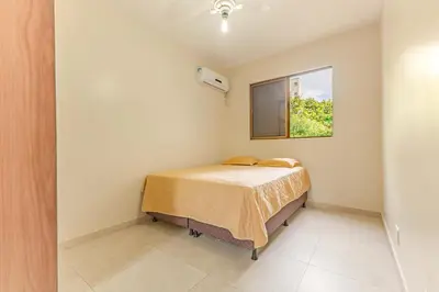 Uma cama ou camas num quarto em Apto com Localização Privilegiada na Avenida Principal de Bombas