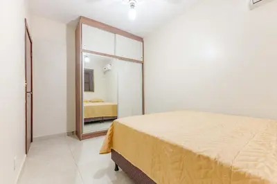 Uma cama ou camas num quarto em Apto com Localização Privilegiada na Avenida Principal de Bombas