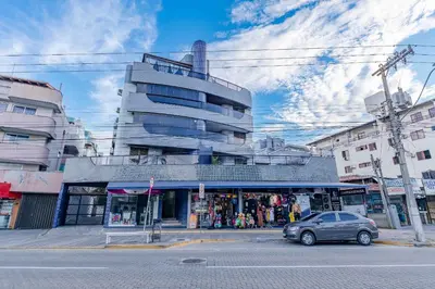 O edifício onde o apartamento está situado