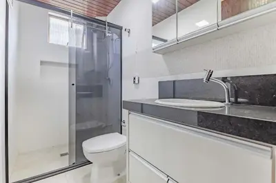 Uma casa de banho em Apto com Localização Privilegiada na Avenida Principal de Bombas