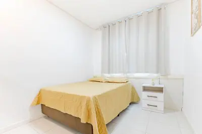 Uma cama ou camas num quarto em Aconchegante Apto a 200 Metros da Praia de Bombas