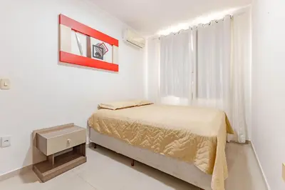 Uma cama ou camas num quarto em Aconchegante Apartamento na Praia de Bombas