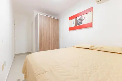 Uma cama ou camas num quarto em Aconchegante Apartamento na Praia de Bombas