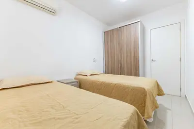 Uma cama ou camas num quarto em Aconchegante Apartamento na Praia de Bombas