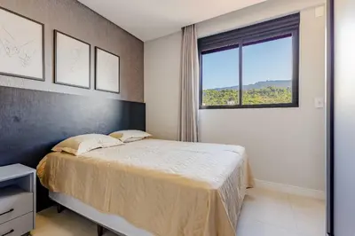 Uma cama ou camas num quarto em Lindíssimo Apto em Condominio com Piscina - Bombas