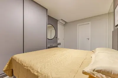 Uma cama ou camas num quarto em Lindíssimo Apto em Condominio com Piscina - Bombas