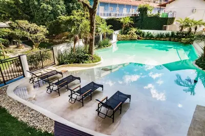 A piscina em ou perto de 401 Bl 02 - WaldGarten Bombinhas - 50 m do Mar - Condomínio de Alto Padrão - Piscina - Academia - Salão de jogos