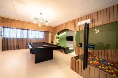 Uma mesa de bilhar em 401 Bl 02 - WaldGarten Bombinhas - 50 m do Mar - Condomínio de Alto Padrão - Piscina - Academia - Salão de jogos